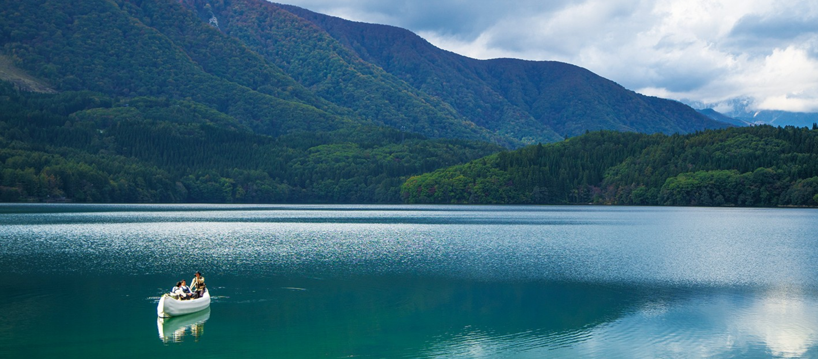 山と湖の風景
